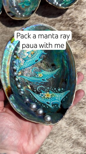 Packing a manta ray paua shell 🌊🐚
