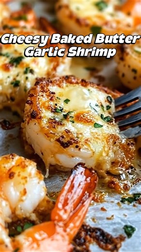 Cheesy Baked Butter Garlic Shrimp Tender shrimp. Crispy cheese. Bold garlic butter. This easy bake is your new go-to appetizer or seafood side. Save it now—you’ll make it again and again. 📝 Ingredients: 1 lb large shrimp, shell-on & butterflied 4 tbsp unsalted butter, melted 5 cloves garlic, finely minced ½ cup shredded mozzarella cheese ¼ cup grated Parmesan cheese 2 tbsp chopped fresh parsley 1 tbsp lemon juice 1 tsp paprika (optional, for a kick) Salt & pepper, to taste 🍽️ How to Make It: 1