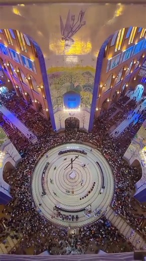 Você já Visitou a Cúpula do Santuário Nacional de Nossa Senhora Aparecida?! A Cúpula Central do Santuário Nacional de Aparecida é um espaço de arte sacra e espiritualidade, situado a mais de 50 metros de altura, que retrata a Árvore da Vida, a criação e temas bíblicos. Idealizado por Cláudio Pastro, o local inclui mosaicos feitos com 5 milhões de pedras, uma vista panorâmica do altar central e exibições sobre os 300 anos de Nossa Senhora. #NossaSenhoraAparecida #AparecidaDoNorte #BasilicaApareci