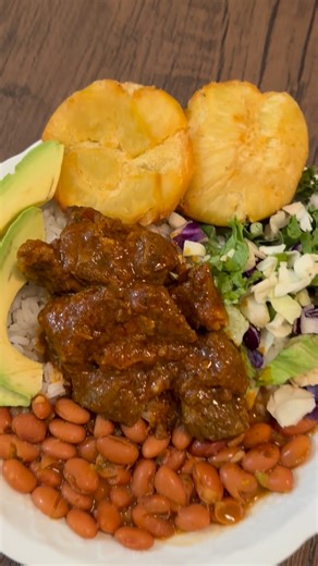 Vero Gonzalez on Instagram: "Arroz blanco con habichuelas guisadas, carne de res guisada, tostones de pana, ensalada y aguacate. Le cambiarías algo a este delicioso almuerzo? . . #ravenousfoodie #comidacriolla"