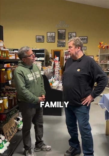 Nothing says fall like a trip to Shaw Farm in Dracut 🍂 Family run since 1908, with fresh milk, homemade ice cream, apple cider treats and pumpkin eggnog. Definitely worth the stop this fall. 🍎 #fallinnewengland #fallvibes #massachusetts #dracutma #autumn