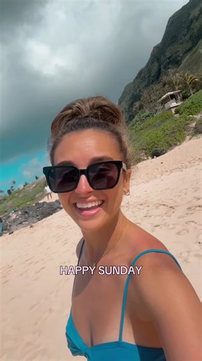 Happy Sunday! I hope you guys have a beautiful day! 🥰🌺 #happysunday #hawaii #oahu #beach #lyricmedeiros