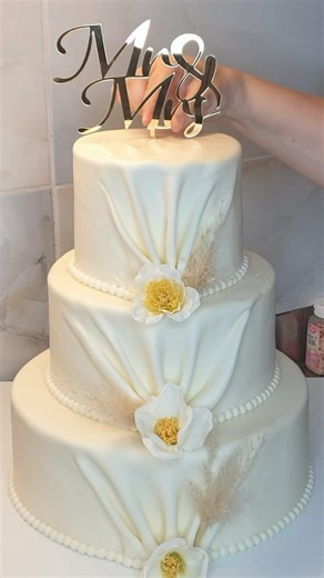Elegant 3-Tier Wedding Cake 🎂