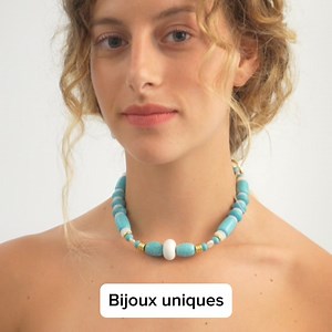 Plongez dans un univers où chaque bijou raconte une histoire unique. Nos créations allient tradition et modernité. Chaque pièce est conçue avec précision dans nos ateliers marseillais pour être bien plus qu’un simple accessoire, mais un symbole authentique de votre personnalité. Ce qui caractérise vraiment cette nouvelle collection, c’est la façon ingénieuse dont les colliers se transforment en chaînes pour téléphone portable. Les mousquetons offriront une polyvalence à ces bijoux, laissant libr