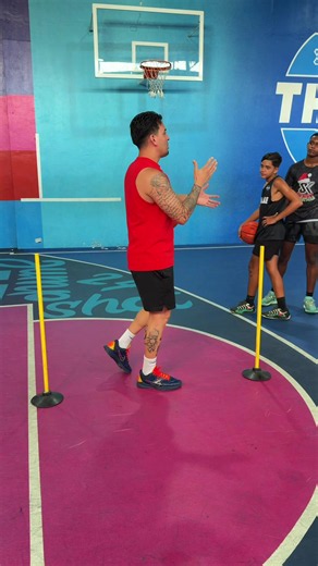 3 Ways to Execute a Movement, Drill, or Exercise Create, simulate instinctively, and execute a real-life situation 📌📚🎒 1- Using objects 2- Without objects or real defense 3- With defense and real contact Creativity and instinct are fundamental parts of each of your exercises. When performing them, always think or imagine that you have real defenses or assistance. 3 maneras de como ejecutar un movimiento, drill o ejercicio Crear, simular con instinto y ejecutar situación real 📌📚🎒 1- utiliza