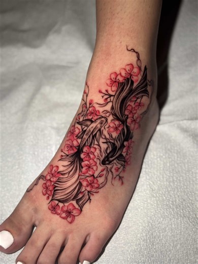 ✧ Super cute concept 🥰 Two betta fish 🐠 Surrounded by cherry Blossoms 🌸 Custom design for my client Tattooing feet can be very tender 🥲 But my client took it like a “G” 😤 Thank you for your trust in me 🫶🏽✨ 🌷 Direct message me for your next Tattoo 🌷Or Book with me through my website ⬇️⬇️⬇️⬇️⬇️⬇️⬇️⬇️⬇️⬇️⬇️⬇️ 👉🏼👉🏼 Labellavidaink.com 👈🏼👈🏼 Link in BIO @labellavidaink Con mucho mucho Amor 💗 Besitos 💋 ♥̩̥̩ ━━ ﹥ˏˋ♡̩͙♡̩̩̥͙♡̩̥̩ ⋆ ♡̩̥̩♡̩̩̥͙♡̩͙ˊˎ﹤ ━━ ♥̩̥̩ #bettafish #bettafishtattoo #tatt