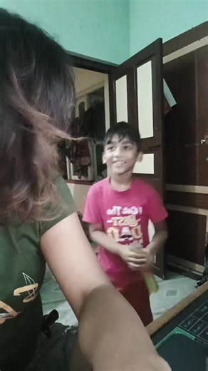 গান শোনো সবাই । 😆 ভাগ্যিস ক্যামেরা টা ওন করেছিলাম সেলফি তুলতে । তাই এটা রেকর্ড করতে পেরেছি 😂 | Ushasi Ghosh