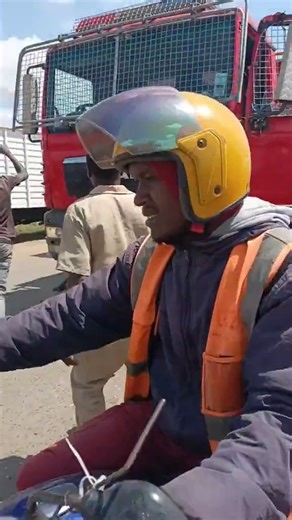 19K views · 141 reactions | "Wewe ni fire fighter na unagonga wengine..unakuja kuokoa ama kuuwa! ulienmda shule Gani!" Njiru Residents Clash With Firefighters After Rescue Mission Vehicle Causes Road Accident | 7 News Global | Facebook