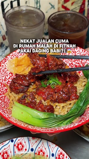 Sering di fitnah pakai daging babi? Nekat jualan cuma di rumahan gini dan harganya murah 11 sampai 20 ribuan. Tapi tetap aja ga lolos dari omongan netizen, sering dikira pakai daging babi padahal topping mereka pakai daging ayam bumbunya ngeresap dan juicy. Disini cuma ada bakmi karet sama keriting, masaknya juga cepat ga pake lama, aku udah beberapa kali kesini rasanya konsisten enak. Selalu nyobain bakmie kuah kreamy kuahnya kental sedikit pedas gurih dan berempah. Bakmie ayam carsiunya ngasih