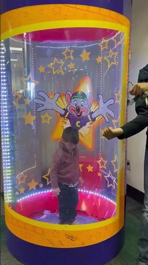 Niam had the best time playing games at Chuck E. Cheese 🎮😂