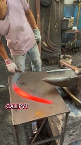 CALI PY1 油棕工具 采用优质日本钢材， 由经验匠人手工锻造而成。 整体结构扎实， 重心设计合理， 在实际使用中出力直接、反馈清晰。 耐用、耐利， 不容易崩、不容易断， 适合长期、高频使用。 CALI PY1 不是为了好看而做， 而是为了真正好用、用得久。 shopee shopee.com.my/calipy1 ☎️0l7-789l443 | Py Cali