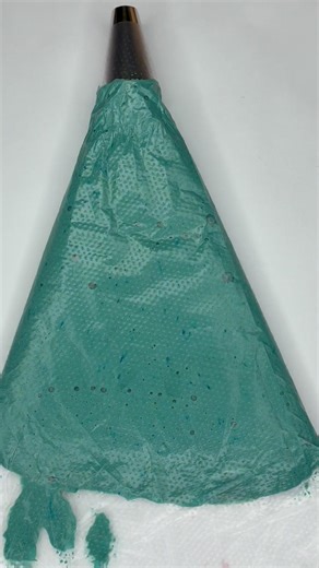 Quick tapping of the macaron batter #asmr #bakingasmr #macarons #MacaronTips #kovalicious