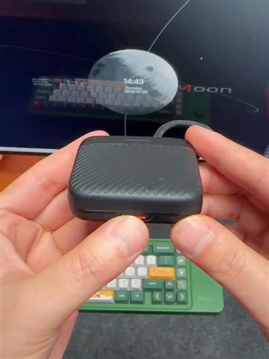 1. Built-in USB 3.1 high-speed chip enables data transfer rates up to 312MB/s. 2. Large card storage capacity: Holds 2 SD cards 4 Micro SD cards simultaneously. 3. Compact and portable design for easy carry. 4. Dual SD and Micro SD card reader slots support simultaneous reading of both cards. Compatible with SD UHS-II/UHS-I and Micro SD UHS-II/UHS-I standards. 5. Standard Type-C port with OTG (On-the-Go) allows plug-and-play connectivity with smartphones, and tablets for instant transfer and sha