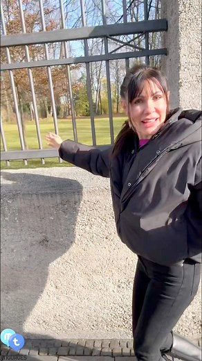 Learn German with me👇👇👇 🇩🇪 der Zaun 🇬🇧 fence 🇩🇪 der Bordstein 🇬🇧 curb / kerb ) 🇩🇪 die Einfahrt 🇬🇧 driveway 🇩🇪 der Kanaldeckel / der Gullydeckel 🇬🇧 manhole cover Und jetzt bist du dran! 🤔 Worauf zeige ich am Ende des Videos? Wenn du es weißt, schreib es mir in die Kommentare! 💛 #deutschkurs #deutsch #LearnGerman #learngermanonline #deutschalsfremdsprache #aleman #nemecko | MT-Languages