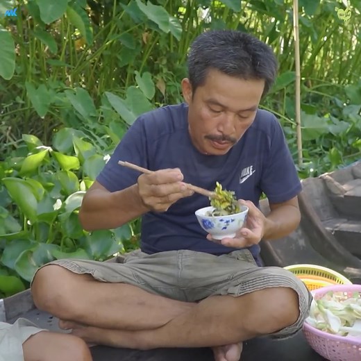 Lươn đồng nấu lẩu lá giang, lai rai trên ghe ngày mưa | Nét Quê Channel