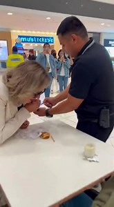 MI SUEGRA ABANDONÓ A MI BEBÉ EN EL CENTRO COMERCIAL PARA LLAMARME 'MALA MADRE', PERO UN COMANDANTE VIO LAS CÁMARAS Y LE DIO LA LECCIÓN DE SU VIDA El silencio es lo peor que puede escuchar una madre en medio del caos. Estábamos en el área de comida de la plaza comercial, ese infierno de ruido, bandejas de plástico y gritos de niños. Solo me giré tres segundos. Tres malditos segundos para tirar la servilleta sucia que mi suegra, Doña Elvira, me había puesto en la mano con esa mueca de asco que sie
