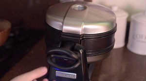 Fácilmente y en pocos minutos podrás hacer los waffles más ricos para darle la bienvenida al día. ¿Ya tienes tu Wafflera KitchenAid en tu cocina? #AmoMiKitchenAid. | KitchenAid Latinoamérica