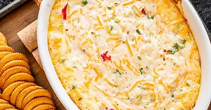 Hot Pimento Cheese Dip! A melted blend of savory cheeses, a few spices, and sliced pimentos make this Kentucky Derby appetizer an easy crowd-pleasing favorite. Pimento cheese dip is best served with mild crackers or crisp green veggies for dipping. GET THE RECIPE: https://homemadehooplah.com/hot-pimento-cheese-dip/ | Homemade Hooplah
