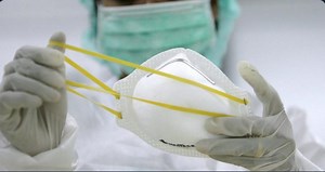 Científicos trabajan en un cubrebocas posible de detectar Covid-19 