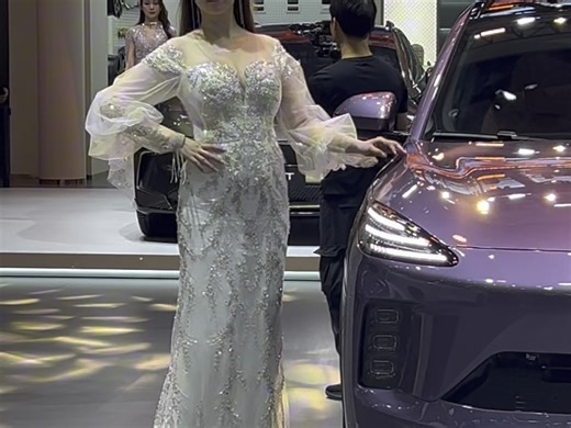 星途ET5和模特走秀一起来欣赏吧#EXEED星途汽车#向上向新向未来#2025广州国际车展星途展台荣耀呈现