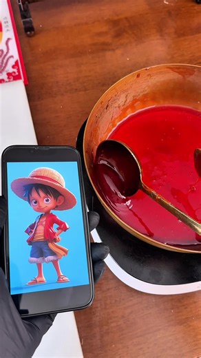 Sugar painting Luffy, a craftsman uses sugar to create a One Piece Luffy figure