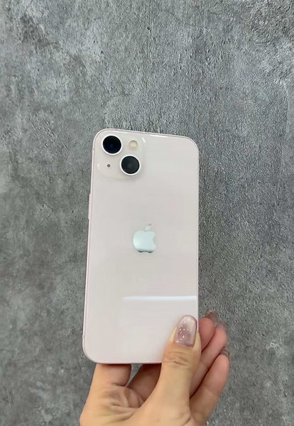 iPhone 13 thường 256GB màu hồng, nguyên zin, đẹp như mới, 1️⃣0️⃣TR2️⃣. Bảo hành 1 năm phần cứng, tặng full phụ kiện, mua về dùng ngay. Ghé Huy Tuấn Mobile, 25B Phan Đăng Lưu, P3, Bình Thạnh nhé! #iPhone13 #iPhoneChínhHãng #HuyTuấnMobile #iPhoneGiáTốt #iPhone256GB #MuaBániPhone #BảoHành1Năm #PhụKiệnFull #iPhoneCũNgon #ĐịaChỉUyTín #BìnhThạnh #MuaLàDùng #iPhoneHồng
