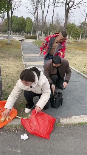 A scene of helping hands with good intentions on the road #helpothers #kindness #inspiration