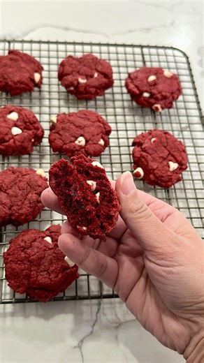 Red velvet white chocolate chip cookies are the perfect treat to make for your valentine! 1/2 cup white chocolate chips 1 box red velvet cake mix 2 eggs 1/2 cup vegetable oil Combine all ingredients in a bowl and mix until dough forms. Spoon in to tablespoon fulls on top a baking sheet and lightly press flat. Bake at 375° for 10 to 14 minutes cool completely then enjoy. . . . #valentinetreats #cookierecipe #redvelvetcookies #valentinesday #cakemixcookies | Geenien sheikah