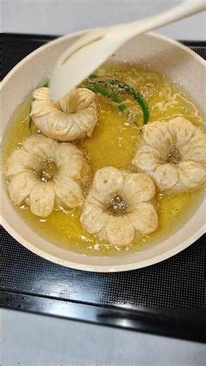 Flower samosa 🌸 Try this unique recipe #shailjarecipevideo #flowersamosa