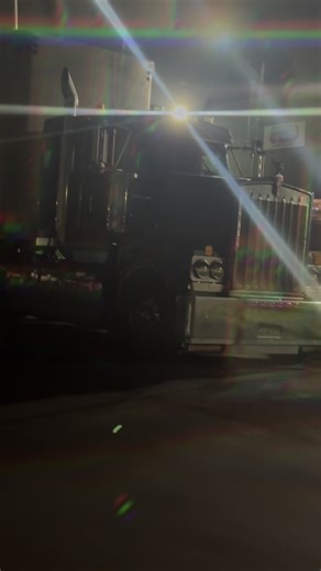 Kenworth T909: Potência e Estilo nas Estradas