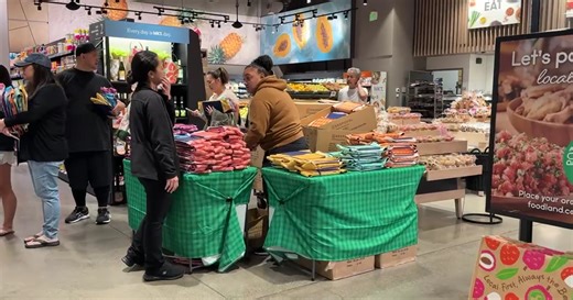Foodland palaka bag frenzy draws crowds of customers to the grocery store chain