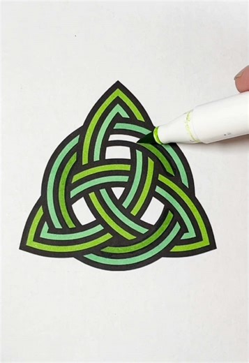 Celtic Knot Coloring: A Relaxing Green Design