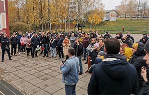 Родители устроили «холодный душ» директору гимназии, который натравил ОМОН на детей
