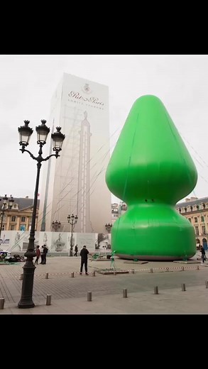 “Tree” (2014) is a 79-foot-tall inflatable sculpture by Paul McCarthy Shortly after installing the work, McCarthy was speaking to a journalist from Le Monde when their interview was cut short by a man who, after asking if McCarthy was the artist responsible for the piece, hit him three times in the face before running away. It was a shocking assault that left the artist stunned. Twenty minutes later, a traditional Catholic group called Printemps Français tweeted: “A giant plug 24 m high has just