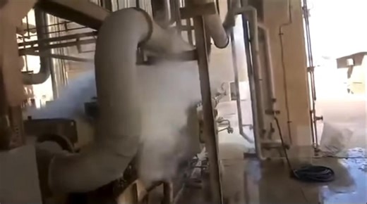 𝗛𝗣 𝗿𝗲𝗰𝗶𝗽𝗿𝗼𝗰𝗮𝘁𝗶𝗻𝗴 𝗡𝗛𝟯 𝗽𝘂𝗺𝗽 𝗮𝗺𝗺𝗼𝗻𝗶𝗮 𝗴𝗮𝘀 𝗿𝗲𝗹𝗲𝗮𝘀𝗲: An ammonia (NH3) gas release from a high-pressure (HP) reciprocating pump is a critical safety event due to the high energy and toxicity involved. These releases are often caused by mechanical seal failure, over-pressurization, or hydraulic shock. 𝗖𝗼𝗺𝗺𝗼𝗻 𝗖𝗮𝘂𝘀𝗲𝘀 𝗼𝗳 𝗥𝗲𝗹𝗲𝗮𝘀𝗲 1. Mechanical Seal Failure: Reciprocating shafts are prone to wear; any slight compromise in the seal or packing allows 