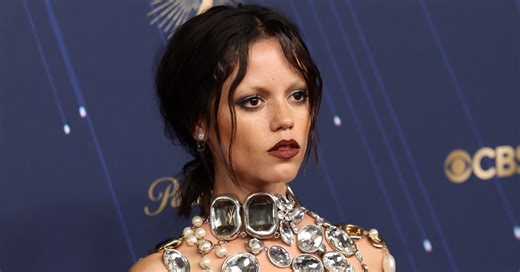 « Fabuleuse » : Jenna Ortega ose le topless sur le tapis rouge des Emmy Awards avec une tenue qui divise (photos)