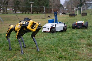[#Innovation] L’intelligence artificielle au service des forces de protection, tel est le projet “ARGOS”… ➡️ En collaboration avec l'école des Mines de Nancy, le ministère des Armées développe en 2021 le projet d’innovation "ARGOS", expérimenté sur la Base aérienne 133 Nancy-Ochey. Son objectif ? Renforcer la surveillance et la protection des emprises militaires par l’intégration d’une intelligence artificielle. 🔎 Mi-décembre 2023, une démonstration inédite a été menée sur la BA 133 afin d’expo