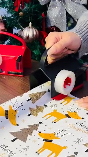 Wrap gifts like a pro in seconds! ✂️🎁 Sharp blades, smooth cuts, and built-in tape—no more struggling with rolls. Perfect for holidays & birthdays! 🎄🎉https://t.site/3X1gRWj | Mis-Ameantime