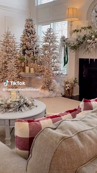 The perfect Christmas living room ❄️🎅🎄 . . #christmas #christmasdecor #christmasdecorations #christmastree #cozychristmas #christmas2023 #christmastime #christmasmood #christmasvibes #winter #winterwonderland #santa #snow #itsthemostwonderfultimeoftheyear