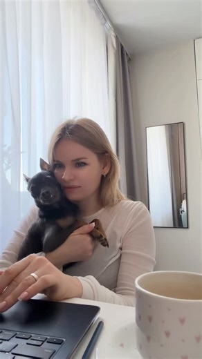 Инна | дизайнер | строим дом 🏡 on Instagram: "Что из того, что ты делала раньше, точно бы не хотела повторить? Работу в школе! Вот уже полгода, как я не работаю в школе, и это лучшее, что случалось со мной за последние 15 лет! Мой день выглядит примерно так: вкусный завтрак, витаминный чай, онлайн-уроки с любимыми учениками (иногда с собакой на руках), свои дети, семья и новое обучение, которое пока держу в секрете 🤫 И нет никаких: · «Срочно сдайте отчет по контрольным!» · «Почему вы поставили