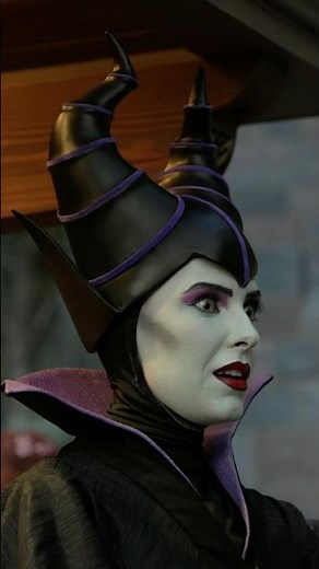 Maleficent's Reaction to Evil Stepsister's Unexpected Singing! 😱 #disneyland #villains #moment