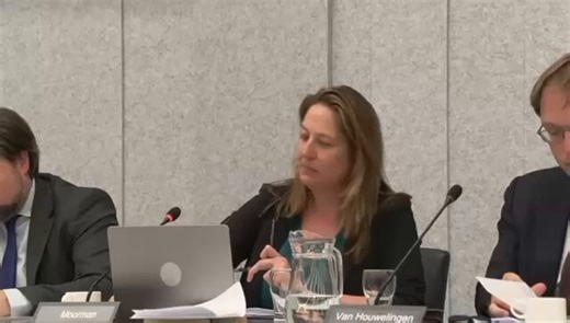 ‘Lees eens een keer zo’n essay.’ Na dat half ingehouden grinnikje over zoveel domheid van @Rene_Claassen71 die gewoon zijn gewetensvolle werk doet als Lid van de Tweede Kamer. Dat badinerende toontje van linkse bestuurders uit het failliete woke-paradijs Amsterdam wordt in Wokum wel heel bijdehand gevonden, maar in de @TweedeKamerTwit moet ze er toch een beetje mee oppassen, zou ik deze ongepast arrogante @MarjoleinMoor willen meegeven. Op datzelfde toontje wist ze fantastische docenten in Engel