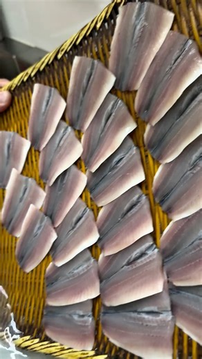 寿司リーマン | その店の腕前が試されるネタの代表格コハダの仕込みに密着！ 東京・自由が丘「鮨 光」 ⁡ 奥沢駅または自由が丘駅から徒歩圏内の路地裏に店を構える、知る人ぞ知る隠れた名店。 @sushi_hikari_ogura ⁡... | Instagram