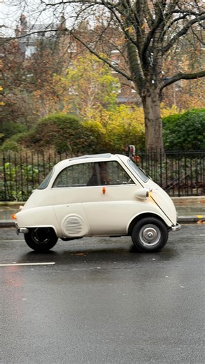 Great to see this original BMW Isetta bubble car battling the rain and the traffic! Surrounded by lorries must have been a bit scary. #bmwisetta #bmwisetta300 #isetta300 #bubblecar #luciensmith #microcar | carbrochure