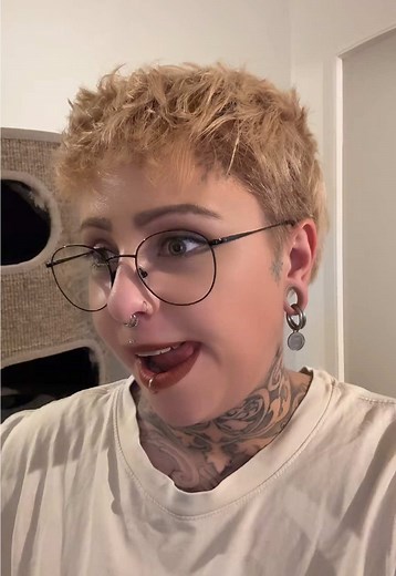 Mini Mensch auf Energy weil Oma Wasser kaufen wollte aber keins gefunden hat! Das wird bestimmt ne lustige Nacht! #mom #momsoftiktok #momlife #momtok #ink #inked #tattoomom #tattoo #tat #fürdich #fürdichpage #füreuch #fyp #essennrw