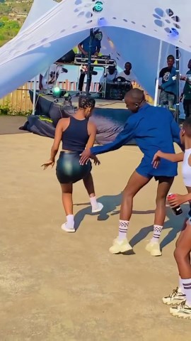 DVD on Instagram: "South African Vibes ✨🔥 #dance Follow for more @dancevibesdaily ______________ ♻️: @dancevibesdaily ______________ #reels #reelsinstagram #dance #viralvideos #fyp #explorepage #explore #trending #fypシ #viralvideos #amapiano #amapianodance #viral #tiktok"