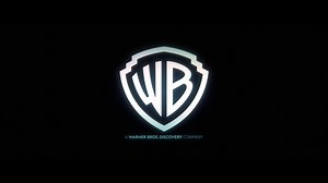 8/14公開、アン・ハサウェイ×ユアン・マクレガー共演× 『イット・フォローズ』デヴィッド・ロバート・ミッチェル監督による最新映画『オークストリートの異変 』、場面写真。よく見ると、そこかしこに或る”痕跡”が…或る家族の住む”地域全体”が、先史時代に移動してしまう…