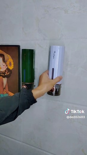 Dieser Seifenspender zur Wandmontage kommt ohne Bohren aus. Er eignet sich für Duschgel, Shampoo und Handseife. Mit einem einzigen Knopfdruck gibt er die exakte Menge ab und sorgt so für eine saubere und ordentliche Arbeitsfläche. #Seifenspender