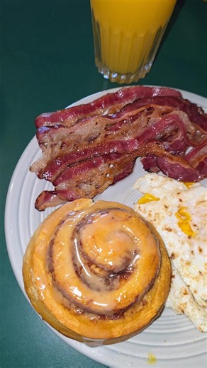 Breakfast was absolute perfection this morning! 🤤🍳 I had beef bacon, apple maple chicken sausage, a fried egg, and the Pillsbury pumpkin cinnamon rolls with Cinnabon icing. 🎃🍁 The perfect mix of sweet and savory to start the day! 🧡