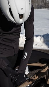 On a testé le Scott Addict RC 2025 sur la route, et ce n’est clairement pas “juste” un vélo de grimpeur. ✔️ Poids plume : un vélo extrêmement léger, qui se ressent immédiatement dans les relances et en montée ✔️ Rendement élevé : malgré son ADN montagne, il reste très efficace sur le plat ✔️ Rigidité bien dosée : précis, nerveux, sans devenir inconfortable ✔️ Position moderne et sportive : idéale pour rouler vite longtemps ✔️ Polyvalence surprenante pour un cadre orienté performance pure Dans ce